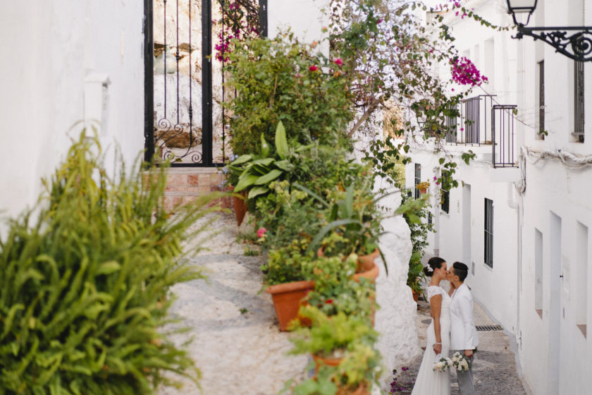 Wedding in Frigiliana - by Pedro Bellido Photography Couple kissing in the street