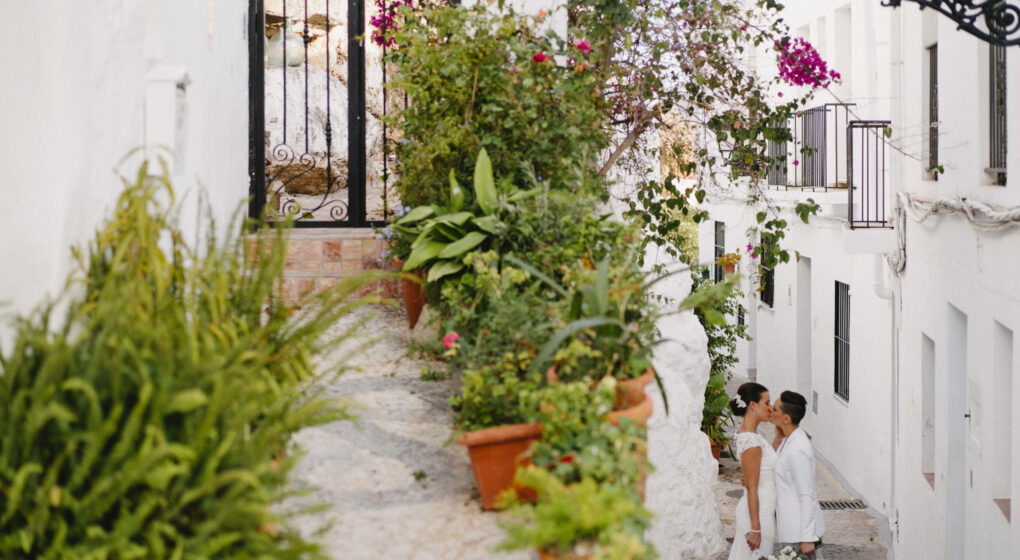 Wedding in Frigiliana - by Pedro Bellido Photography Couple kissing in the street