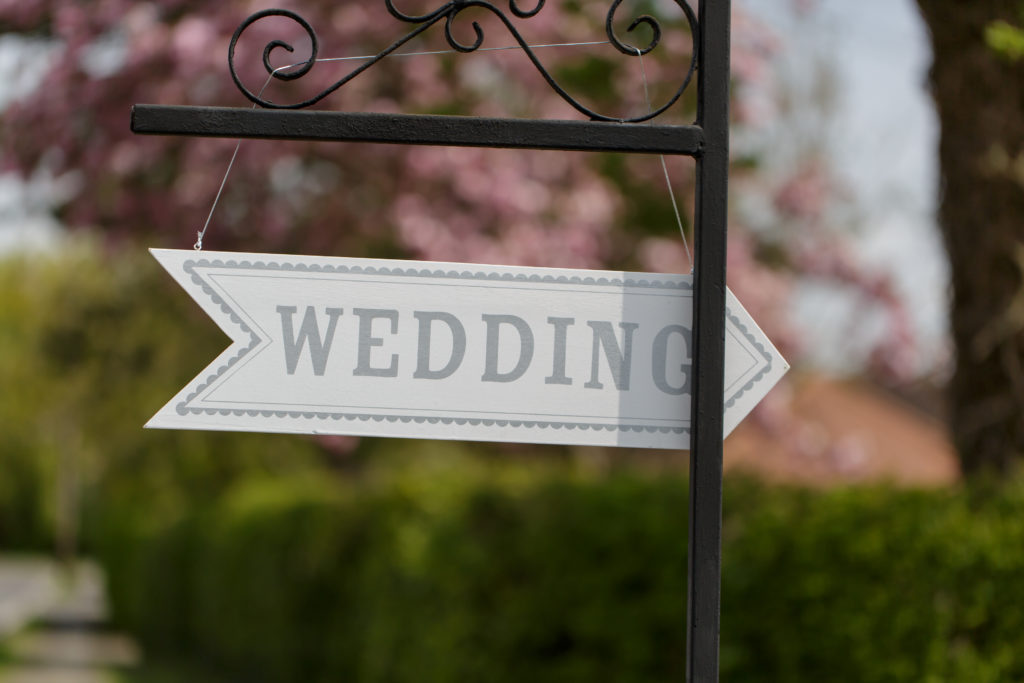 Emma and Alex weddig sign